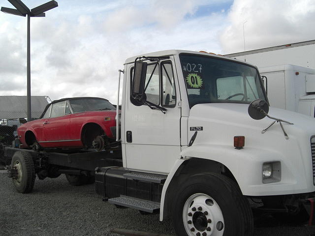 2001 FREIGHTLINER FL-70 San Diego CA 92154 Photo #0024752B