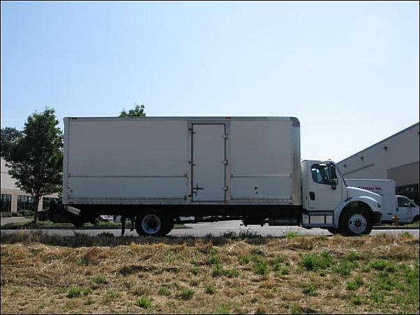 2004 FREIGHTLINER M2 Clackamas OR 97015 Photo #0024978A