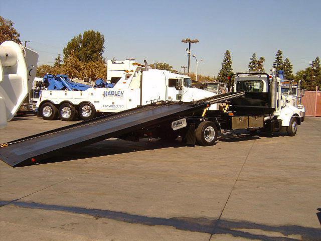 2009 PETERBILT 335 Whittier CA 90601 Photo #0025687C