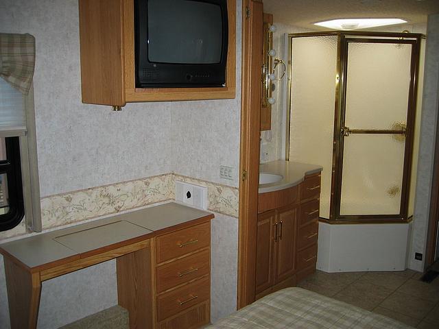 2004 WINNEBAGO ADVENTURER 38 G Rockford IL 61103 Photo #0028001A