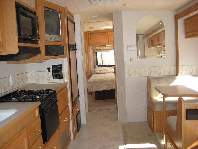 2004 WINNEBAGO MINNIE 31C North Hills CA 91343 Photo #0028012A