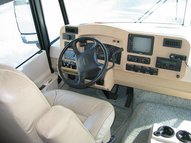 2005 WINNEBAGO VOYAGE 33V Rockford IL 61103 Photo #0028636A