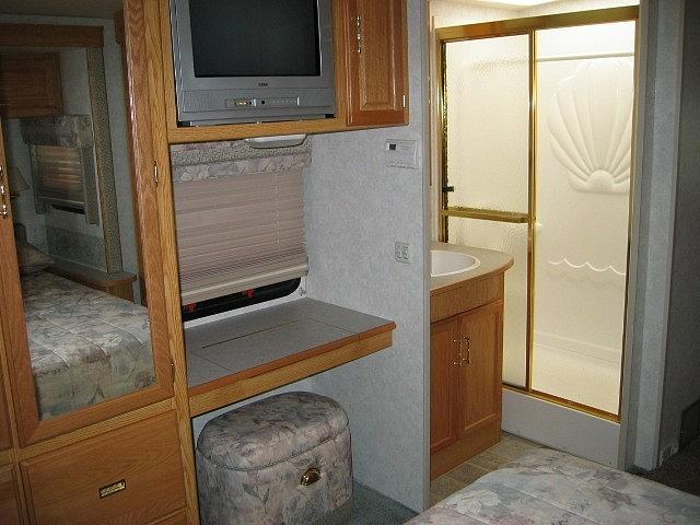 2005 WINNEBAGO VOYAGE 33V Rockford IL 61103 Photo #0028636A