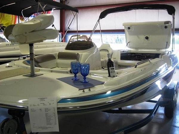 2009 Glastron DS 205 Deck Boat Side Con Watertown SD 57201 Photo #0041615A