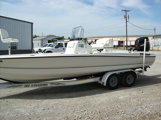 2004 TRITON 240 LTS Gainesville TX 76240 Photo #0046033A