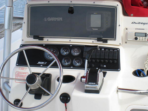 1999 Boston Whaler Outrage 23 CC Stamford/Norwa CT 06854 Photo #0050524A