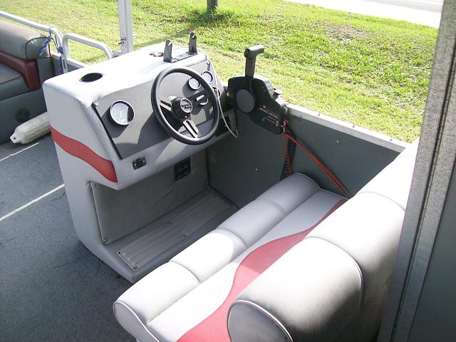 1990 TRACKER Sun tracker party hut 28 Panama City FL 32405 Photo #0052335A