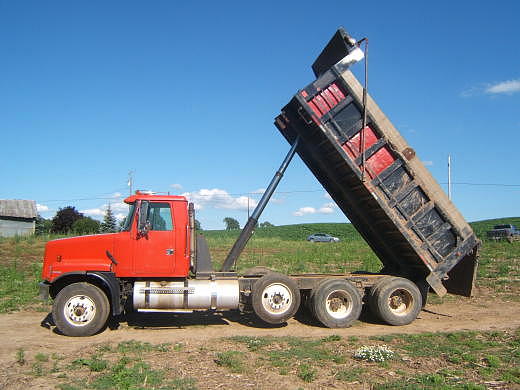 VOLVO Tri-Axle USA NY 13152 Photo #0068064A