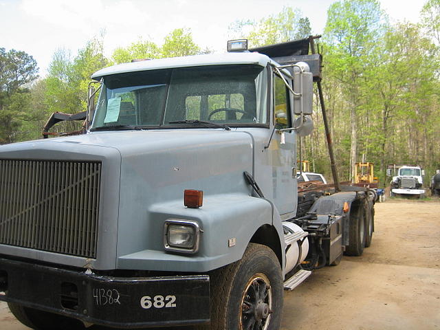 1996 VOLVO Rolloff Trucks Williamsburg VA 23188 Photo #0068415A