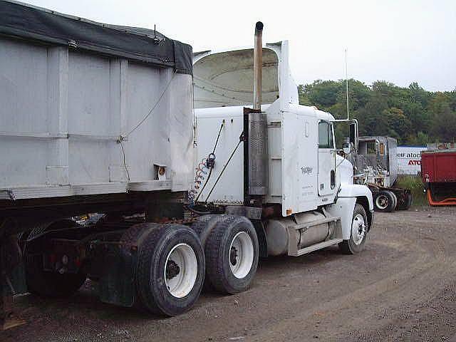 2000 FREIGHTLINER FLD12064 Caledonia New York Photo #0080824A