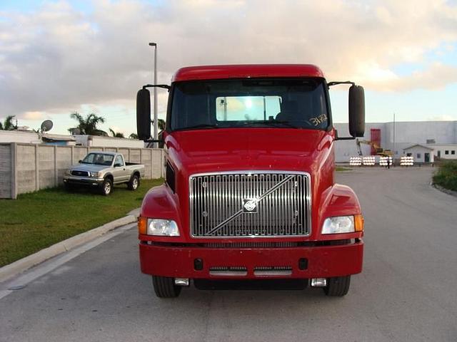 2001 VOLVO VNM64T200 Miami Florida Photo #0080936A