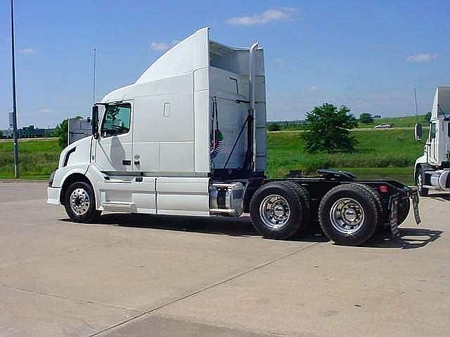 2011 VOLVO VNL64T630 Bettendorf Iowa Photo #0081192A