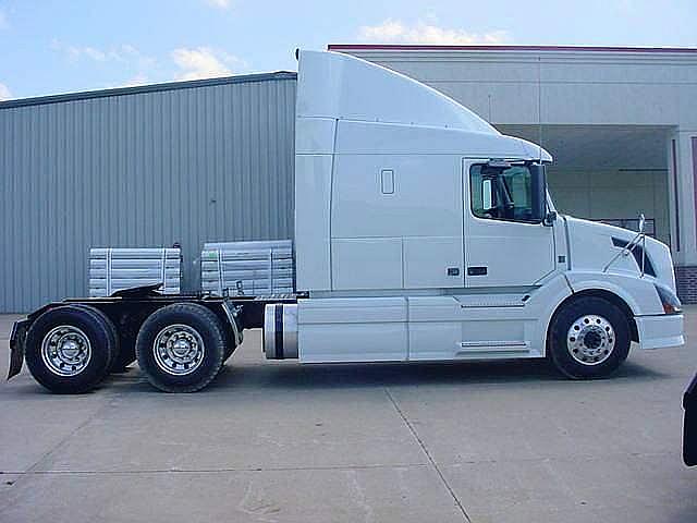 2011 VOLVO VNL64T630 Bettendorf Iowa Photo #0081192A