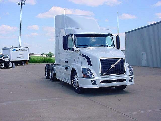 2011 VOLVO VNL64T630 Bettendorf Iowa Photo #0081192A