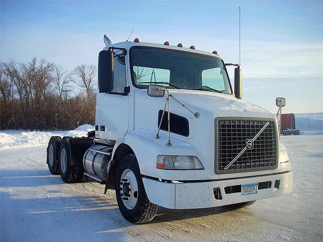 2005 VOLVO VNM64T200 Starbuck Minnesota Photo #0081420A