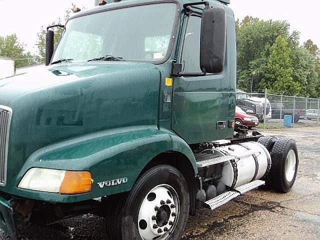 2002 VOLVO VNL42T300 Levittown Pennsylvania Photo #0081471A