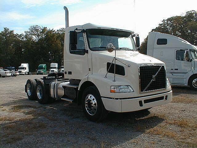 2011 VOLVO VNM64T200 ASHLAND Virginia Photo #0082282A