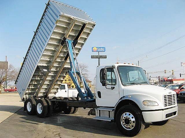 2004 FREIGHTLINER BUSINESS CLASS M2 106 Salem Illinois Photo #0082471A