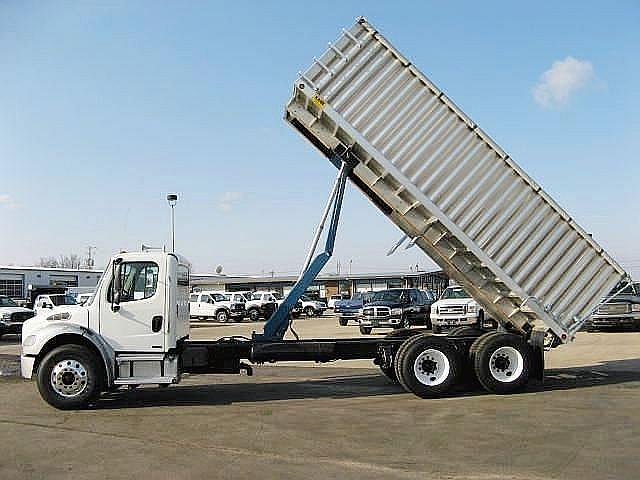 2004 FREIGHTLINER BUSINESS CLASS M2 106 Salem Illinois Photo #0082471A