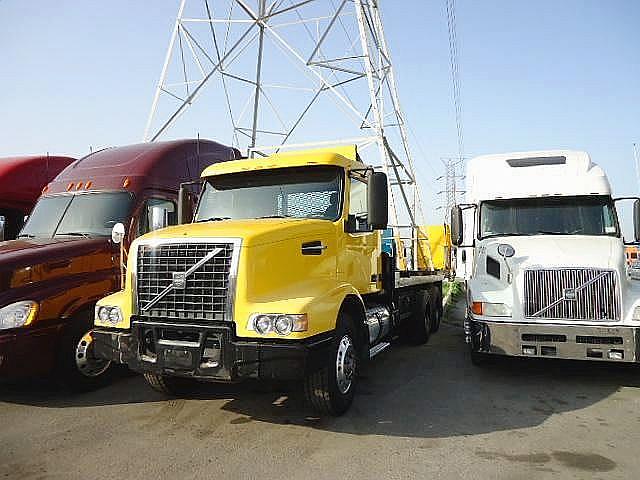 2002 VOLVO VHD64B200 Whittier California Photo #0082543A