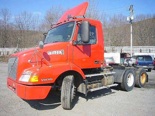 2001 VOLVO VNM64T200 Sparrow Bush New York Photo #0082837B