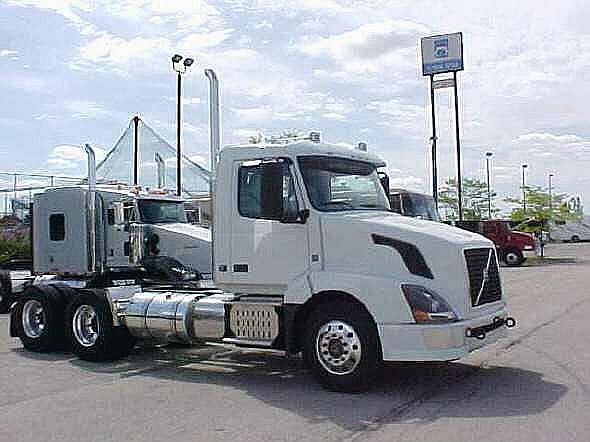 2011 VOLVO VNL64T300 Loves Park Illinois Photo #0083156A