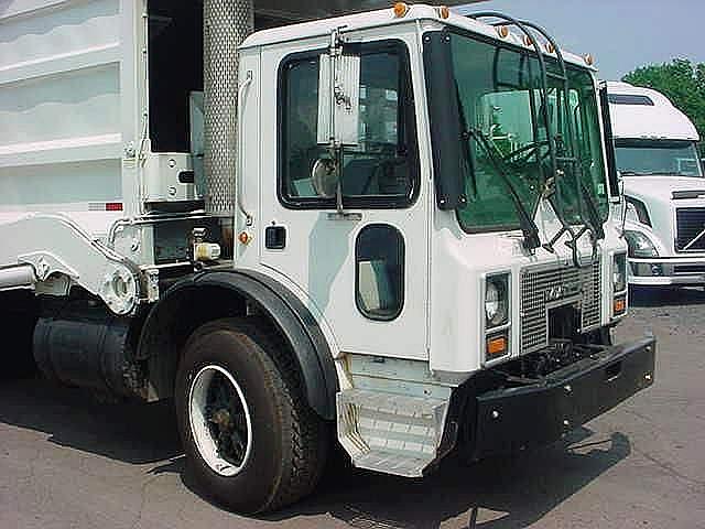 2002 MACK MR688S Coopersburg Pennsylvania Photo #0083205E