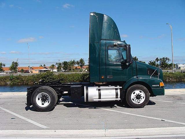 2002 VOLVO VNM42T200 Miami Florida Photo #0084644D