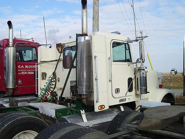 2000 FREIGHTLINER FLD13264T-CLASSIC XL Galva Illinois Photo #0084673A