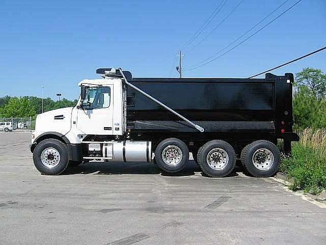 2011 VOLVO VHD84F200 Huntsville Alabama Photo #0084796A