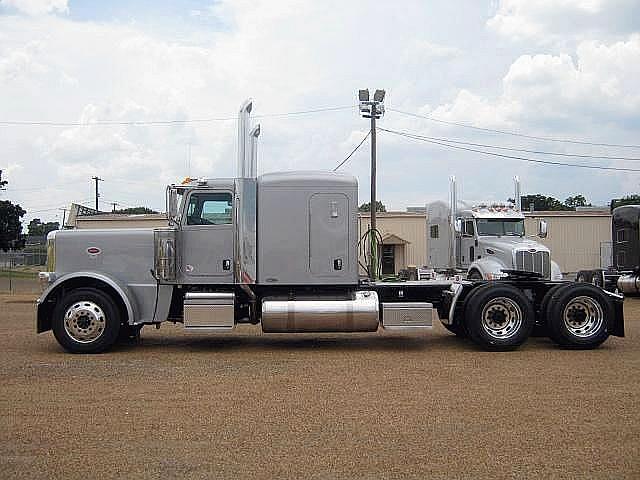 2011 PETERBILT 389 Irving Texas Photo #0084928A