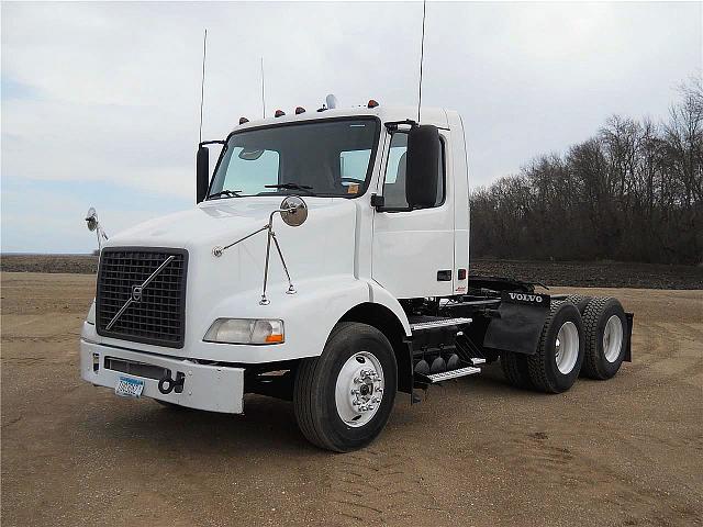 2005 VOLVO VNM64T200 Starbuck Minnesota Photo #0085046A