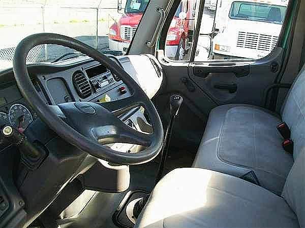 2005 FREIGHTLINER BUSINESS CLASS M2 106 Springfield Massachusetts Photo #0087101A