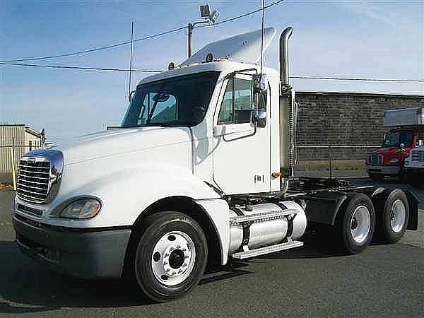 2004 FREIGHTLINER CL12064ST-COLUMBIA 120 Springfield Massachusetts Photo #0087117A