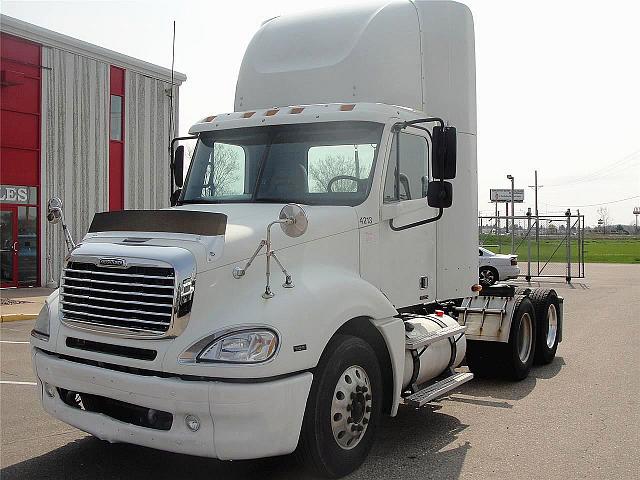 2004 FREIGHTLINER CL12064ST-COLUMBIA 120 Eau Claire Wisconsin Photo #0087648A