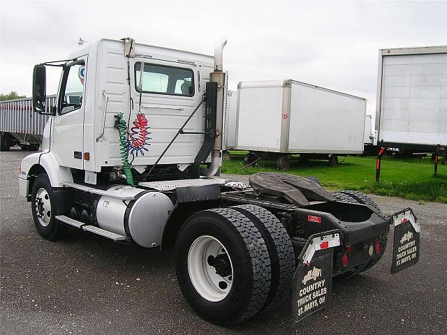 2003 VOLVO VNM42T200 Saint Marys Ohio Photo #0088013A