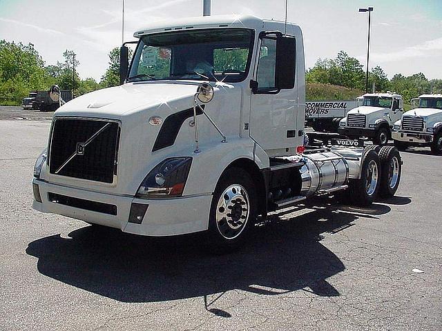 2011 VOLVO VNL64T300 Youngstown Ohio Photo #0088687A