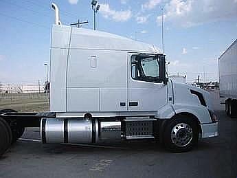 2011 VOLVO VNL64T630 Amarillo Texas Photo #0088843A