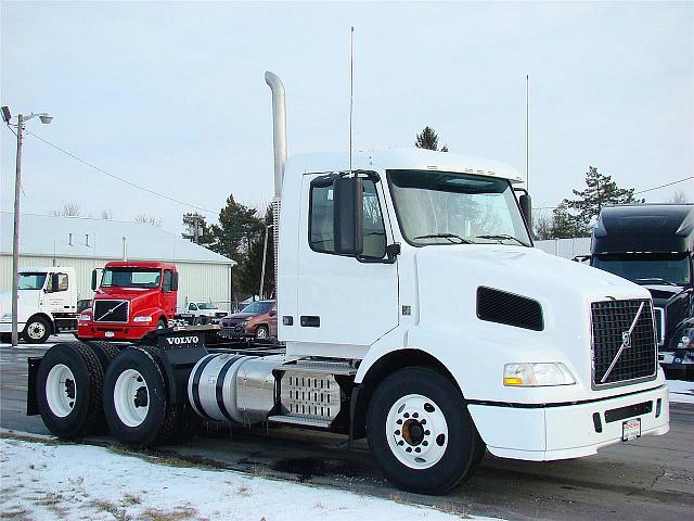 2011 VOLVO VNM64T200 MUNCIE Indiana Photo #0089784A