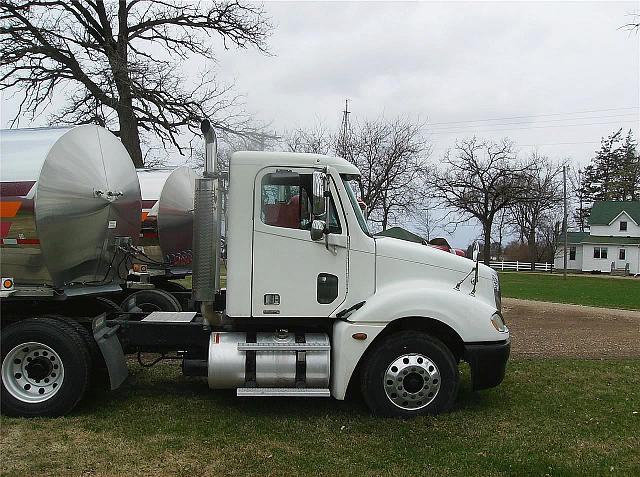 2004 FREIGHTLINER CL12064ST-COLUMBIA 120 Blue Earth Minnesota Photo #0089920C