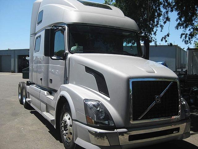 2011 VOLVO VNL64T430 West Sacramento California Photo #0090072A