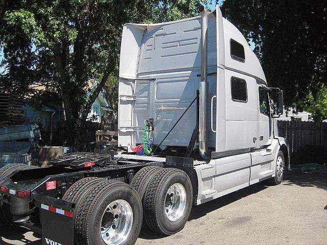 2011 VOLVO VNL64T430 West Sacramento California Photo #0090072A