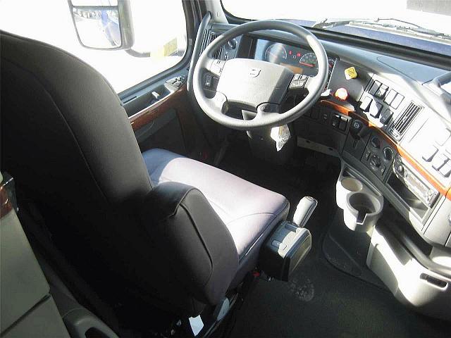 2011 VOLVO VNL64T780 Fort Worth Texas Photo #0090370A