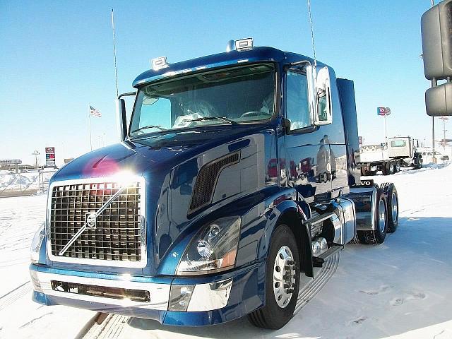 2011 VOLVO VNL64T430 Roseville Minnesota Photo #0090379A