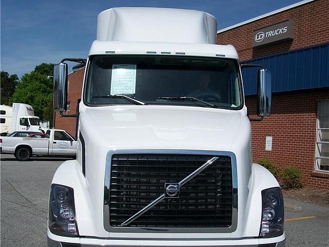 2011 VOLVO VNL64T630 Kernersville North Carolina Photo #0091530A