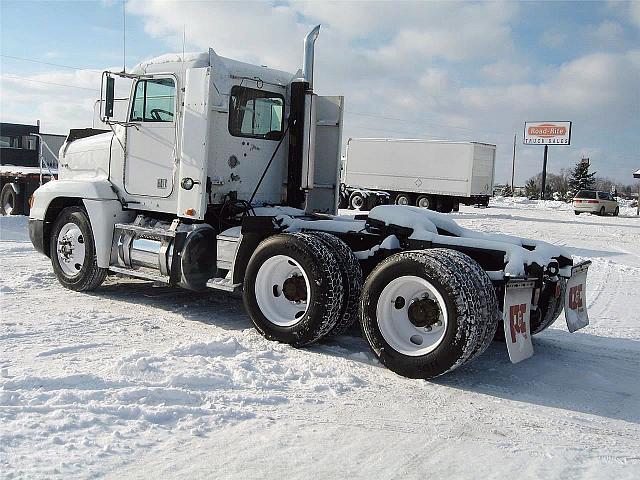 1994 FREIGHTLINER FLD12064ST St Cloud Minnesota Photo #0091753A