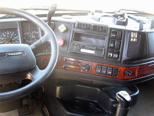 2003 VOLVO VNL64T300 Eau Claire Wisconsin Photo #0092150A