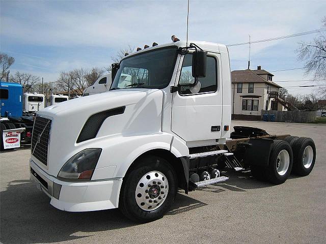 2004 VOLVO VNL64T300 Kankakee Illinois Photo #0092910A