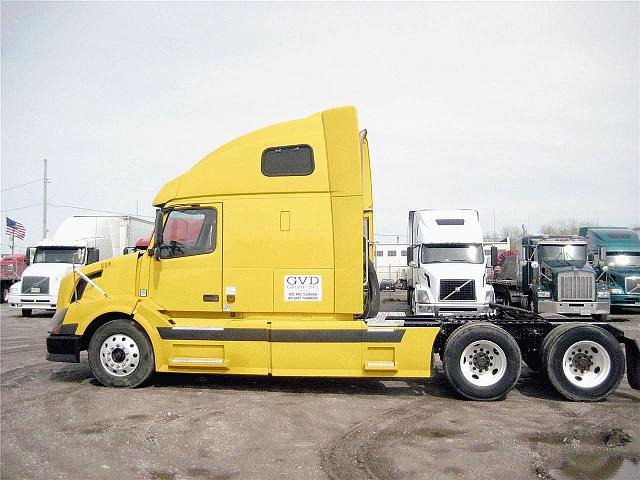 2004 VOLVO VNL64T670 Orland Park Illinois Photo #0093610A