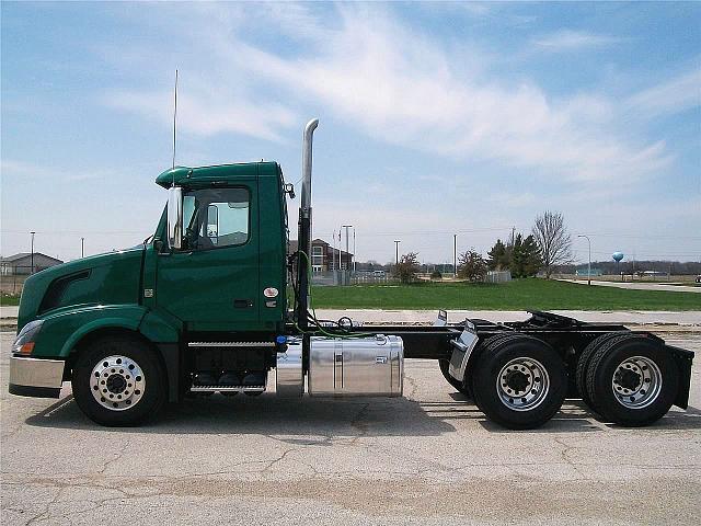 2011 VOLVO VNL64T300 Normal Illinois Photo #0095616A